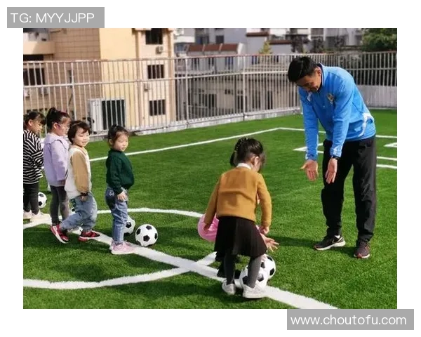 足球巨星赛场外放松时光展现不一样的生活魅力瞬间